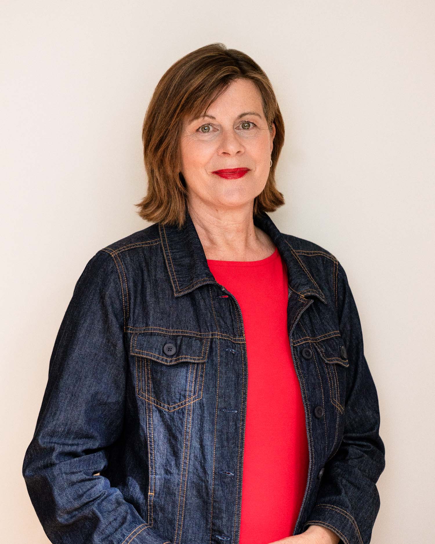 Portrait photo of Carol Goess Author.